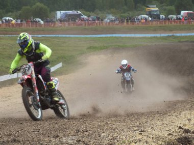 Motokros, pistte bir motosiklet yarışı.