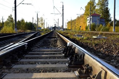 Demiryolu rayları, dizel bir lokomotifin ulaşım yolu.