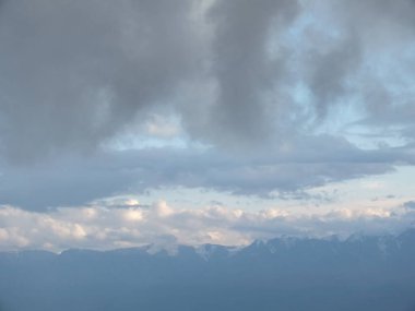  dağlar ve gökyüzü, dağ zirveleri, dağlarda seyahat