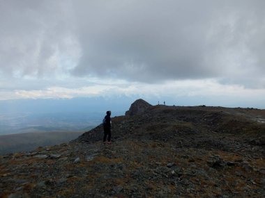  dağlar ve gökyüzü, dağ zirveleri, dağlarda seyahat