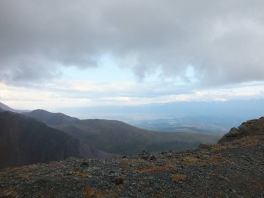  dağlar ve gökyüzü, dağ zirveleri, dağlarda seyahat