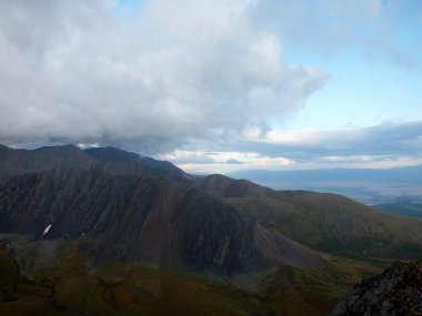dağlar ve gökyüzü, dağ zirveleri, dağlarda seyahat