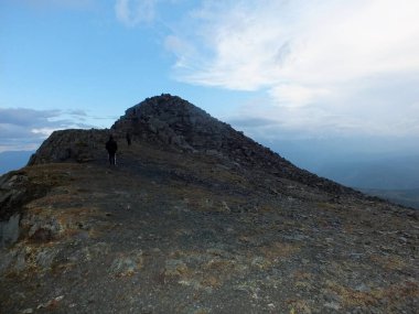 dağlar ve gökyüzü, dağ zirveleri, dağlarda seyahat