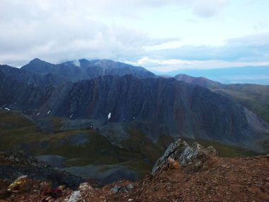 dağlar ve gökyüzü, dağ zirveleri, dağlarda seyahat