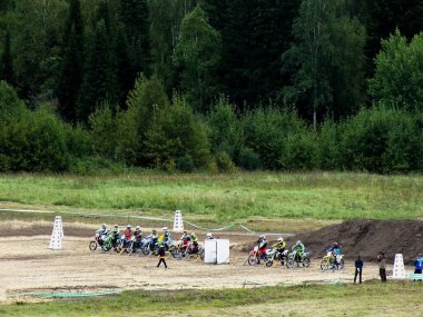 Motokros, motosikletli motorcu.