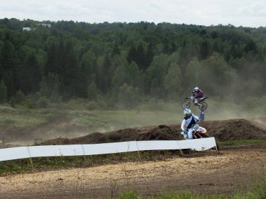 Motokros, motosikletli motorcu.