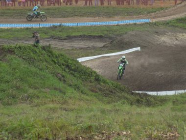 Motokros, motosikletli motorcu.