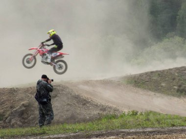  Motokros, motosikletli motorcu.