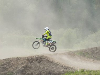  Motokros, motosikletli motorcu.