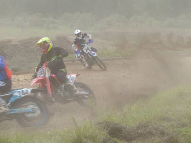  Motokros, motosikletli motorcu.