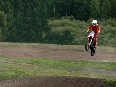  Motokros, motosikletli motorcu.