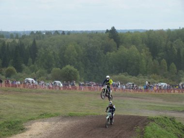  Motokros, motosikletli motorcu.