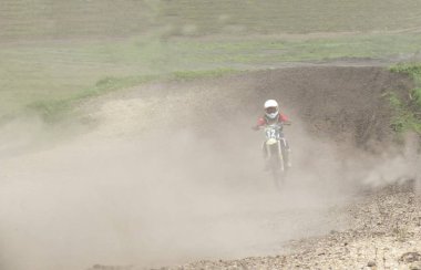  Motokros, motosikletli motorcu.