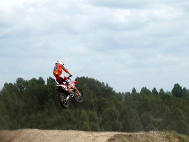  Motokros, motosikletli motorcu.