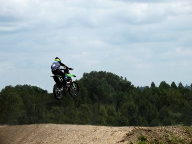  Motokros, motosikletli motorcu.