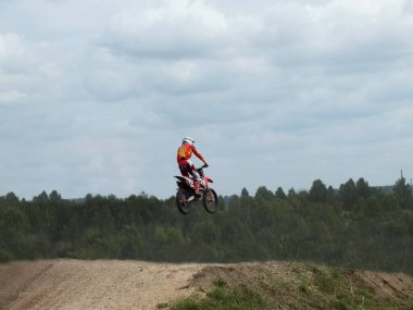  Motokros, motosikletli motorcu.