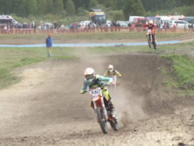  Motokros, motosikletli motorcu.