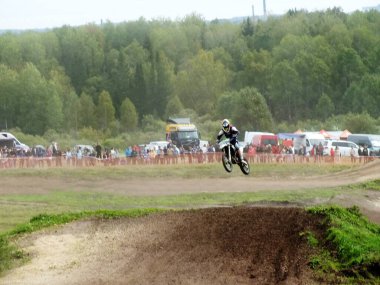  Motokros, motosikletli motorcu.