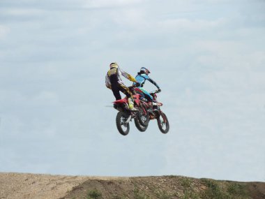  Motokros, motosikletli motorcu.