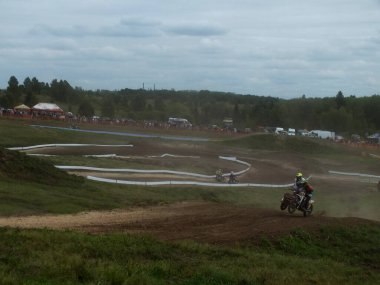  Motokros, motosikletli motorcu.