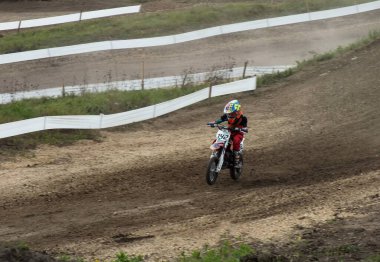  Motokros, motosikletli motorcu.