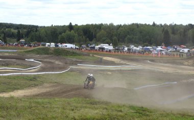 Motosikletli bir motosikletli.