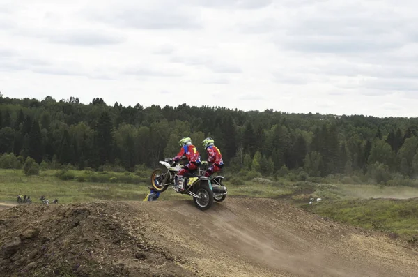 Pengendara Motorcross Mengendarai Sepeda Motor — Stok Foto