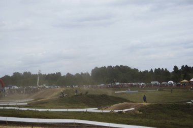 Motosikletli bir motosikletli.