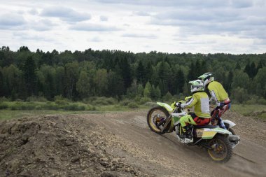 Motosikletli bir motosikletli.