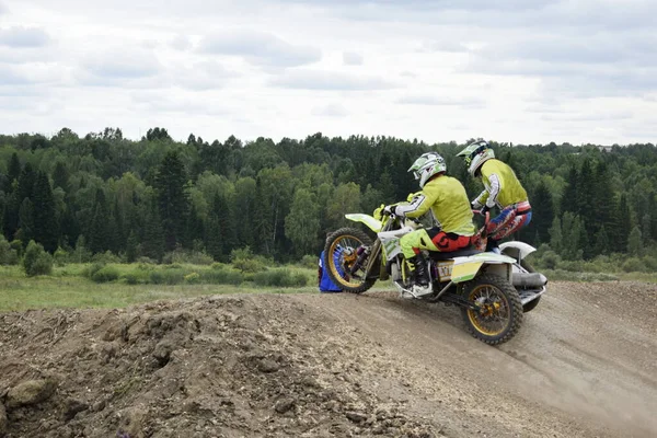 Pengendara Motorcross Mengendarai Sepeda Motor — Stok Foto