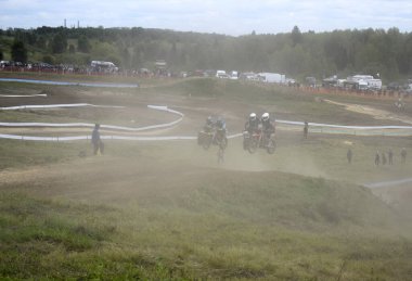 Motosikletli bir motosikletli.