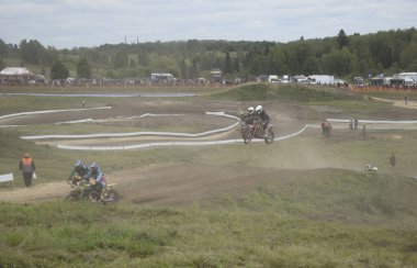  Motosikletli bir motosikletli.