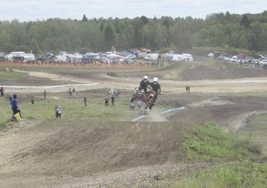  Motosikletli bir motosikletli.