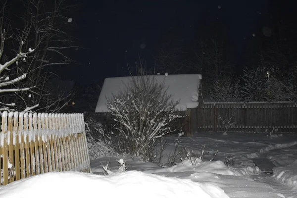 雪地里的木制房子 — 图库照片