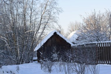 Kışın kırsalda eski bir ev
