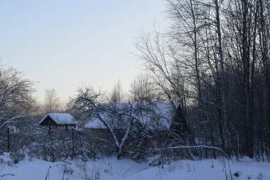Kışın kırsalda eski bir ev