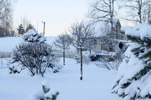Kışın kırsalda eski bir ev
