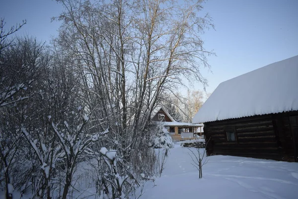 冬の田舎の古い家は — ストック写真