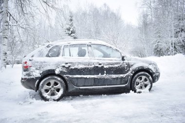 Kışın karda araba.