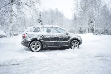 Kışın karda araba.