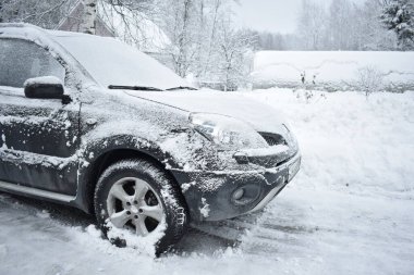 Kışın karda araba.