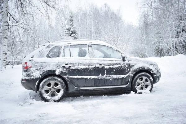 Kışın karda araba.