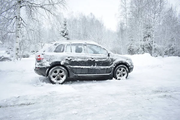 Kışın karda araba.