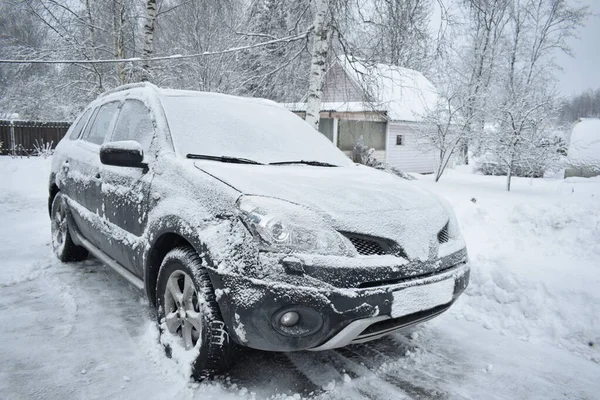 Kışın karda araba.