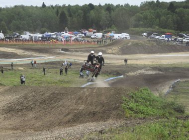 Motosikletli bir motosikletli.