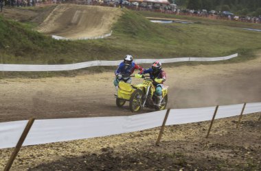 Motosikletli bir motosikletli.