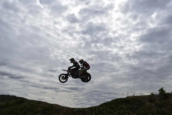 Motocross Αναβάτη Μια Μοτοσικλέτα — Φωτογραφία Αρχείου
