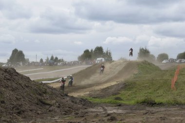 Motokros sürücüsü yolda.