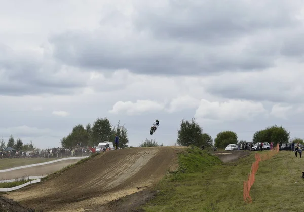 Motokros sürücüsü yolda.