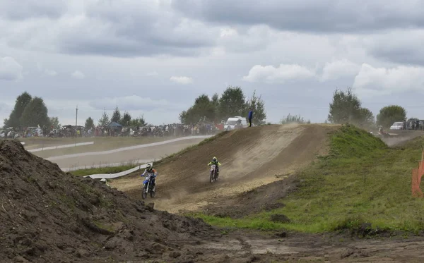 Motokros sürücüsü yolda.